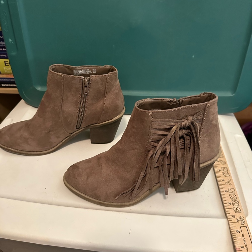 Women's Suede Ankle Boots - Brown w/fringes